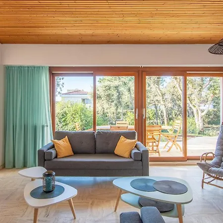 Holiday home Charmante Maison Des Annees 70 Revisitee